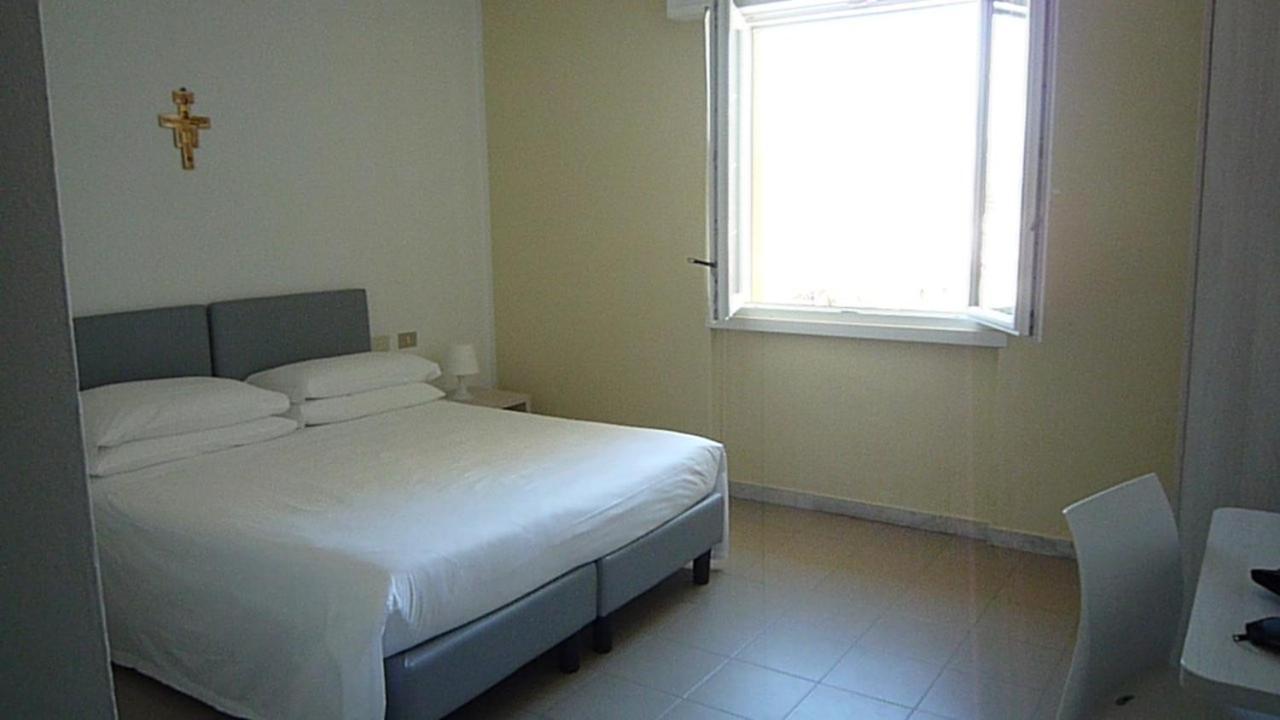 Casa F.A.C.I Hotel Marina di Massa Bagian luar foto