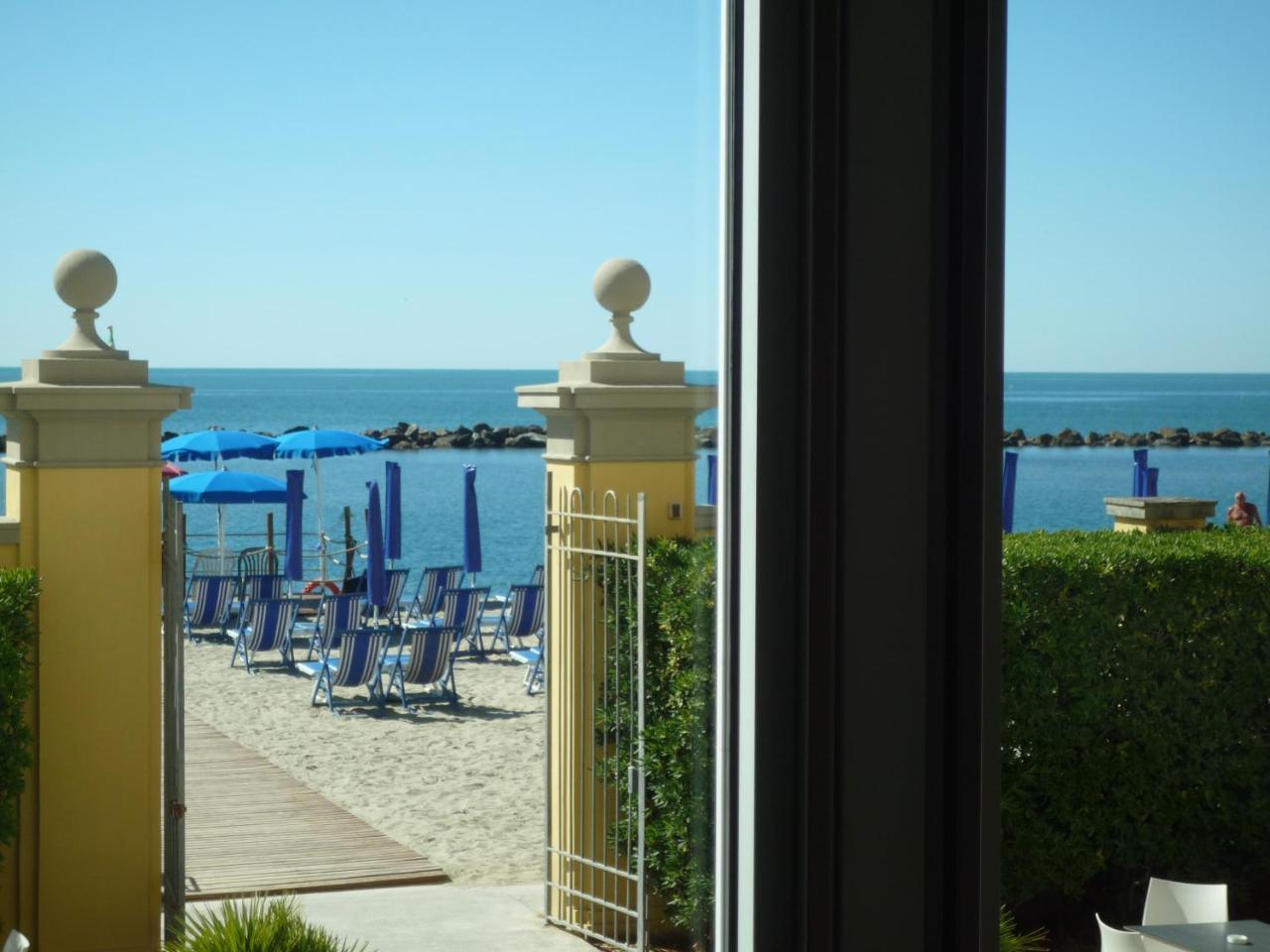 Casa F.A.C.I Hotel Marina di Massa Bagian luar foto