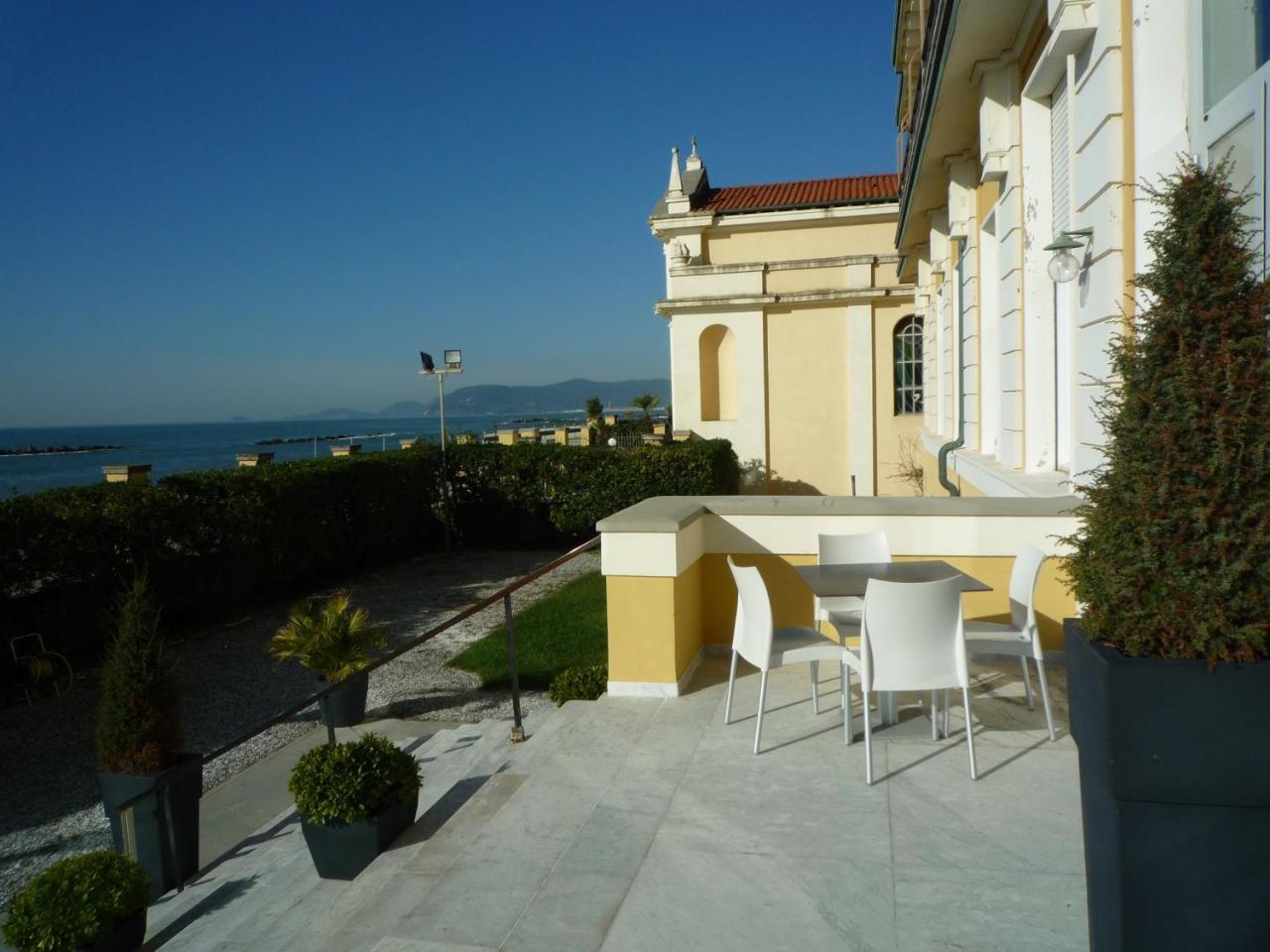 Casa F.A.C.I Hotel Marina di Massa Bagian luar foto