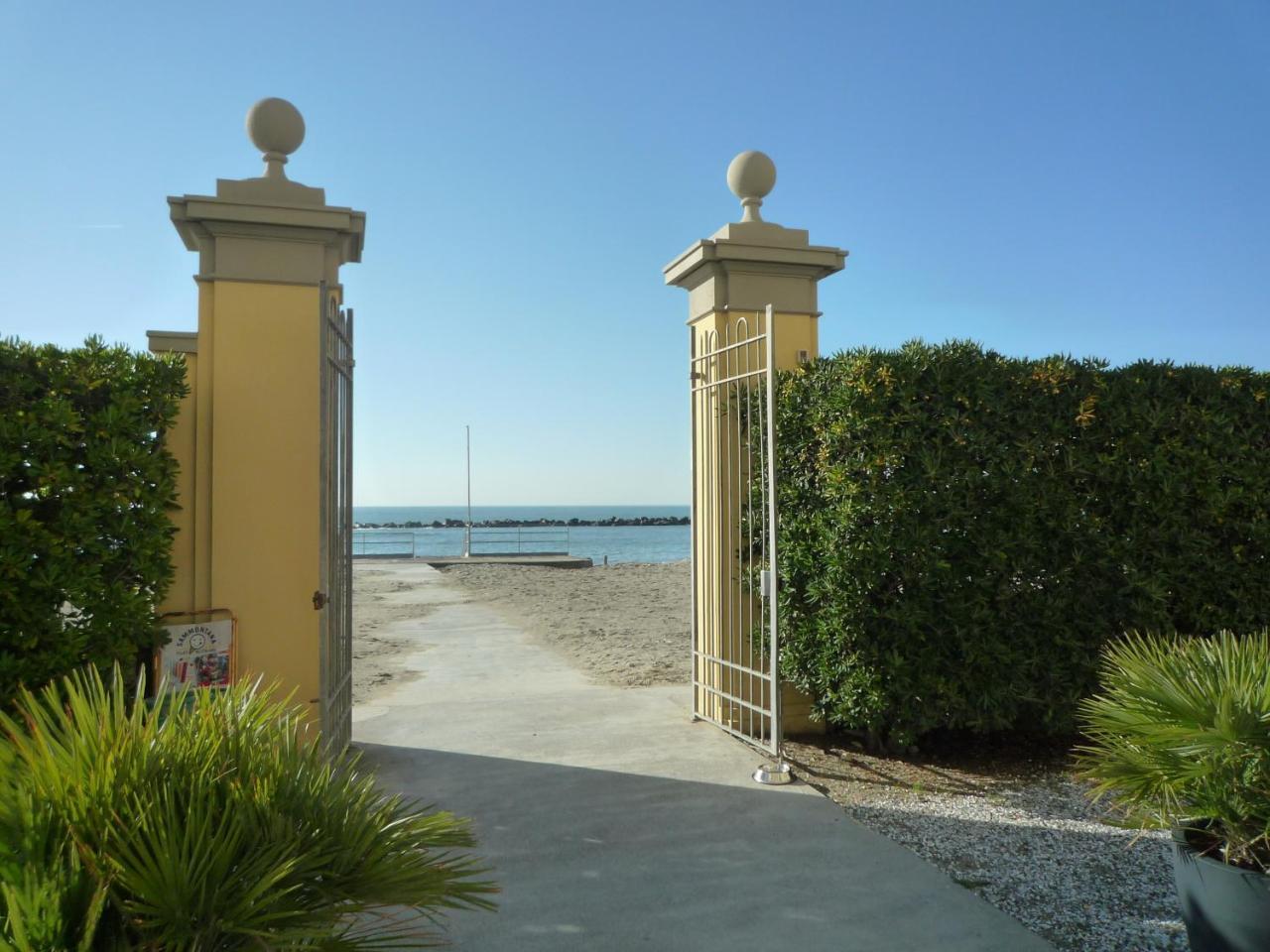 Casa F.A.C.I Hotel Marina di Massa Bagian luar foto